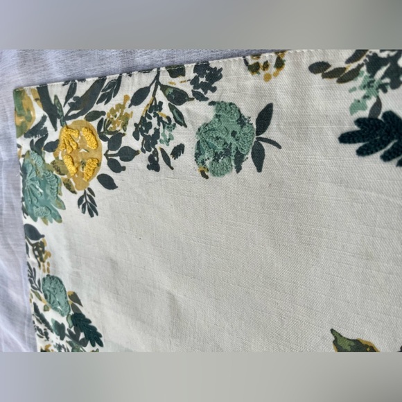 Set of 4 Nicole Miller home floral embroidered textured tablecloth placemats - Picture 6 of 8